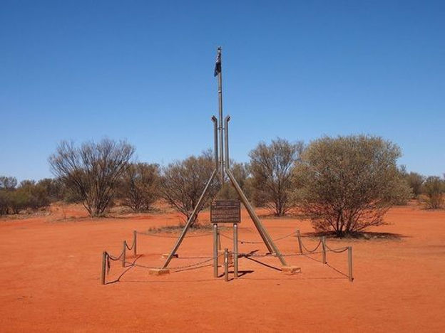 LOCATION Situated in the geographic centre of Australia, the Lambert Research Centre is definitely one for your bucket list. The surrounding region is known as the Red Centre, with Alice Springs seen as the gateway to a myriad of arid deserts featuring rugged landscapes littered with mountainous peaks. Alice Springs is an important tourist hub for those keen to explore Australia's Red Centre, and is only a three hour plane flight from Sydney, New South Wales via QANTAS and Virgin airlines. Alice, as it is affectionately known, is home to numerous hotels and Lasseter's Casino, with the town's economy heavily influenced by domestic and international tourism. Three hours south of Alice Springs is the small town of Kulgera, which will be the event base. From Kulgera, the Lambert Centre is a further 120 kilometres of red dirt driving, heavily recommended to be travelled by 4WD only. CLIMATE Given the remoteness of Kulgera, the town is classified as having a desert climate. With a 509 metre elevation above sea level, night time temperatures can get quite low, with most day time temperatures averaging 30 degree Celsius. The Red Centre experiences a dry heat on a daily basis with a low humidity percentage and erratic rainfall.